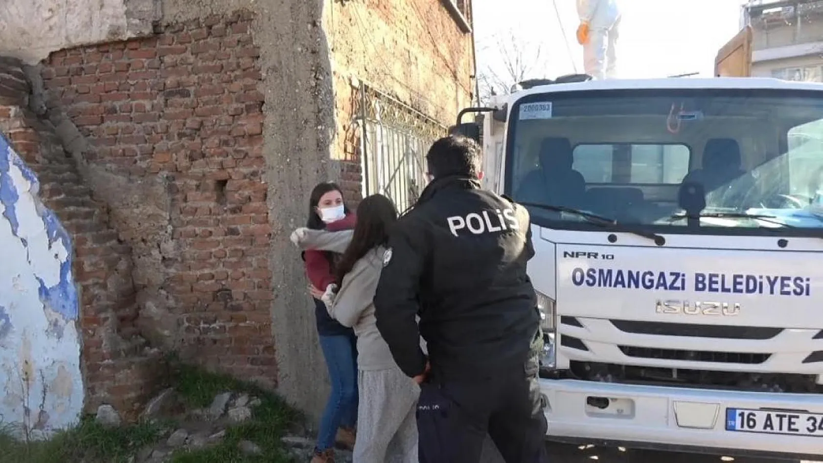 Kadın sinir krizi geçirdi, polislere saldırdı