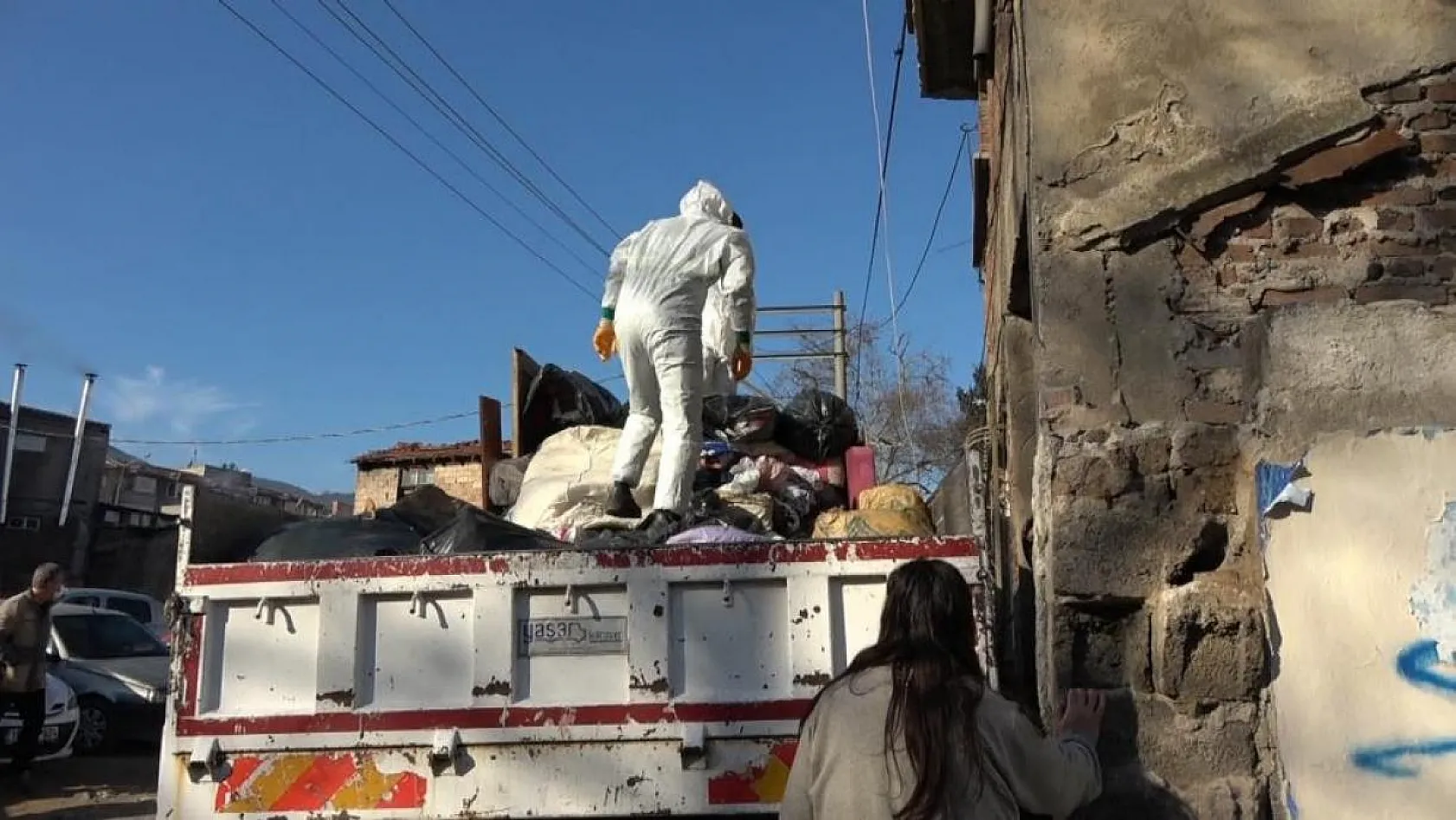 Kadın sinir krizi geçirdi, polislere saldırdı