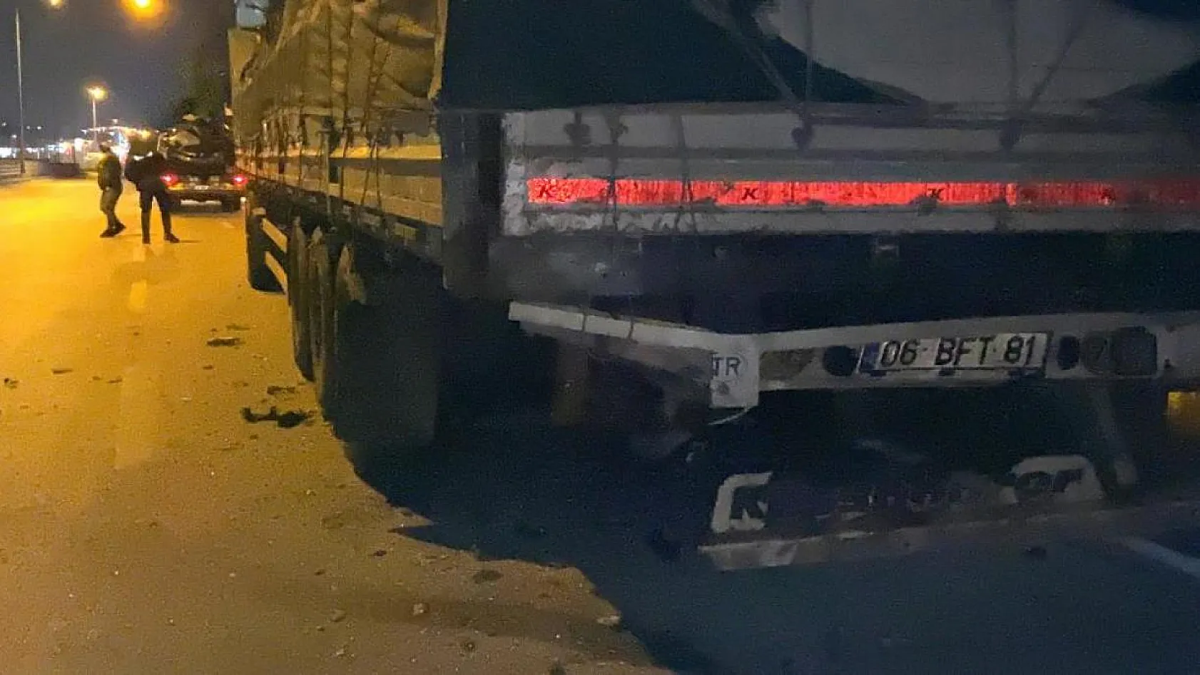 Tıra çarpan otomobil parçalandı! Ağır yaralılar var