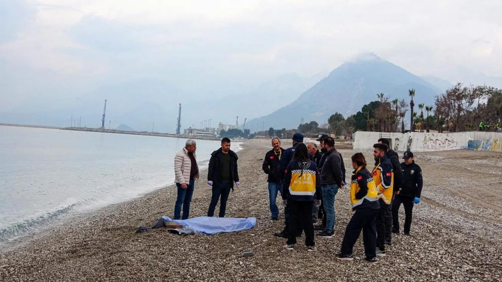 Deniz üzerinde yarı çıplak erkek cesedi bulundu
