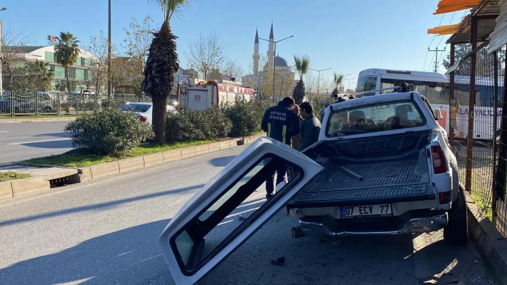 Önce çarptı, sonra yan yatarak sürüklendi! Korku dolu anlar yaşandı..