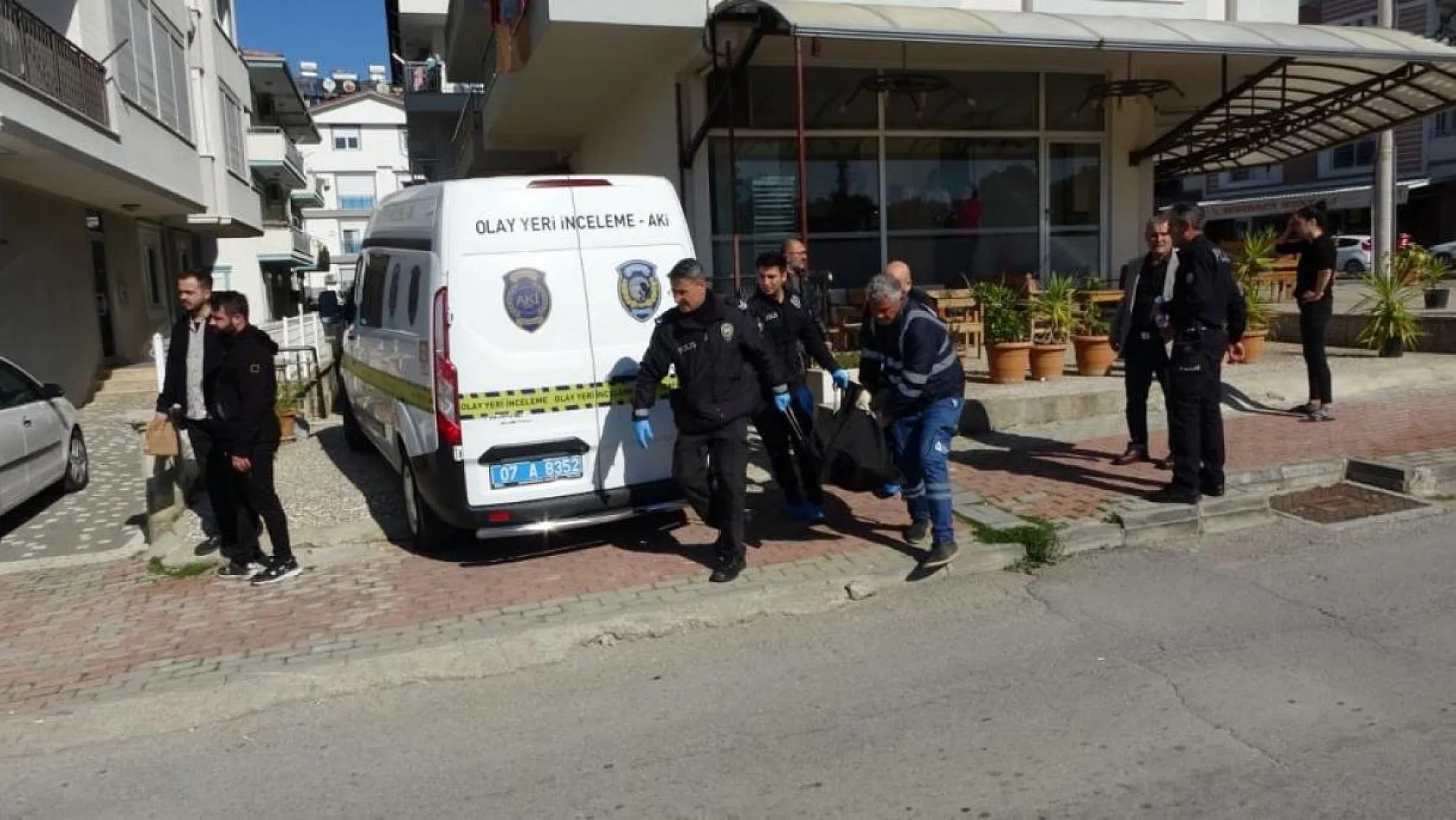 2 yıl önce ayrıldığı eşi tarafından tabancayla öldürüldü