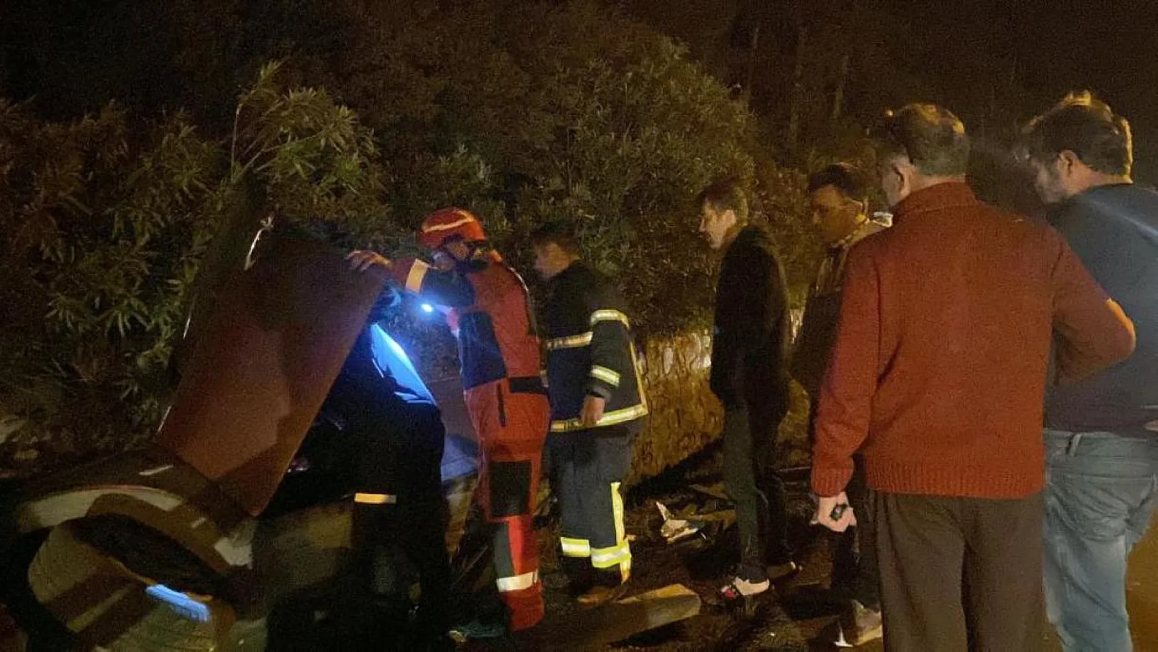 Refüje düşen arabanın içinden burnu bile kanamadan çıktı