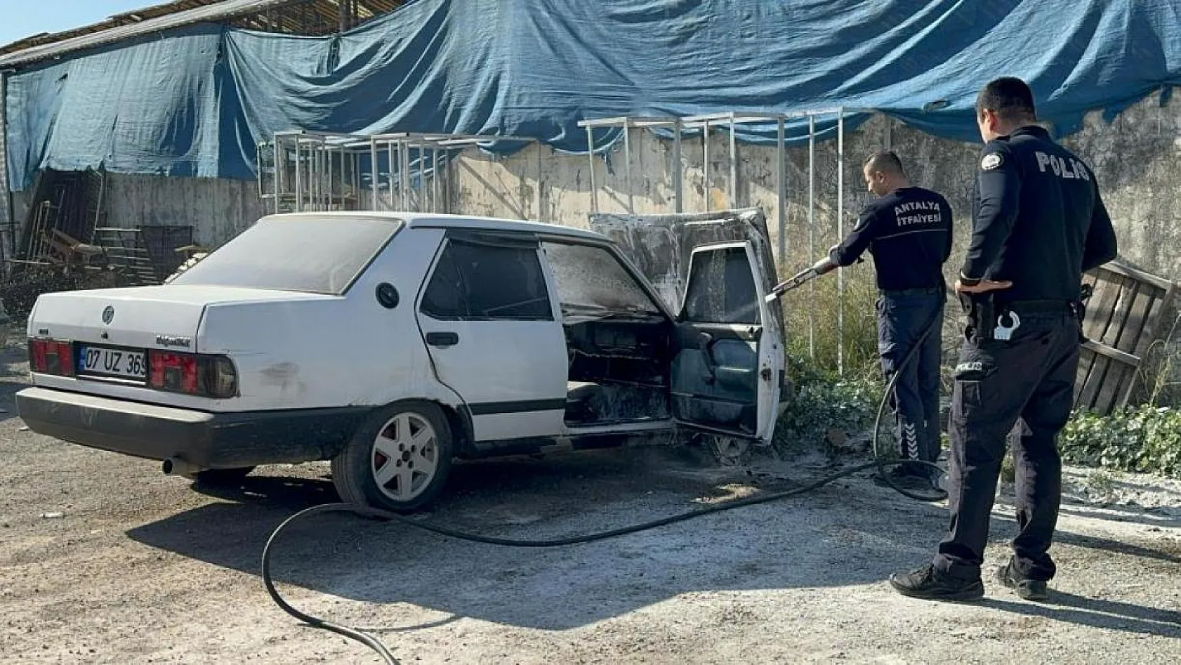 Park halindeki otomobil alev aldı, facianın eşiğinden dönüldü!