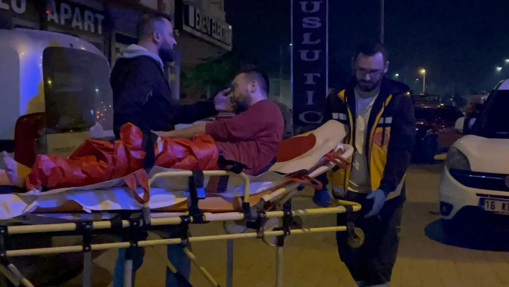 Silahıyla oynayan genç kendini vurdu
