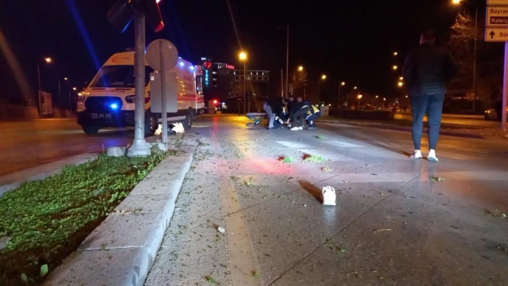 Motosikletle akrobatik hareketler yapan genç, trafik ışığına çarptı