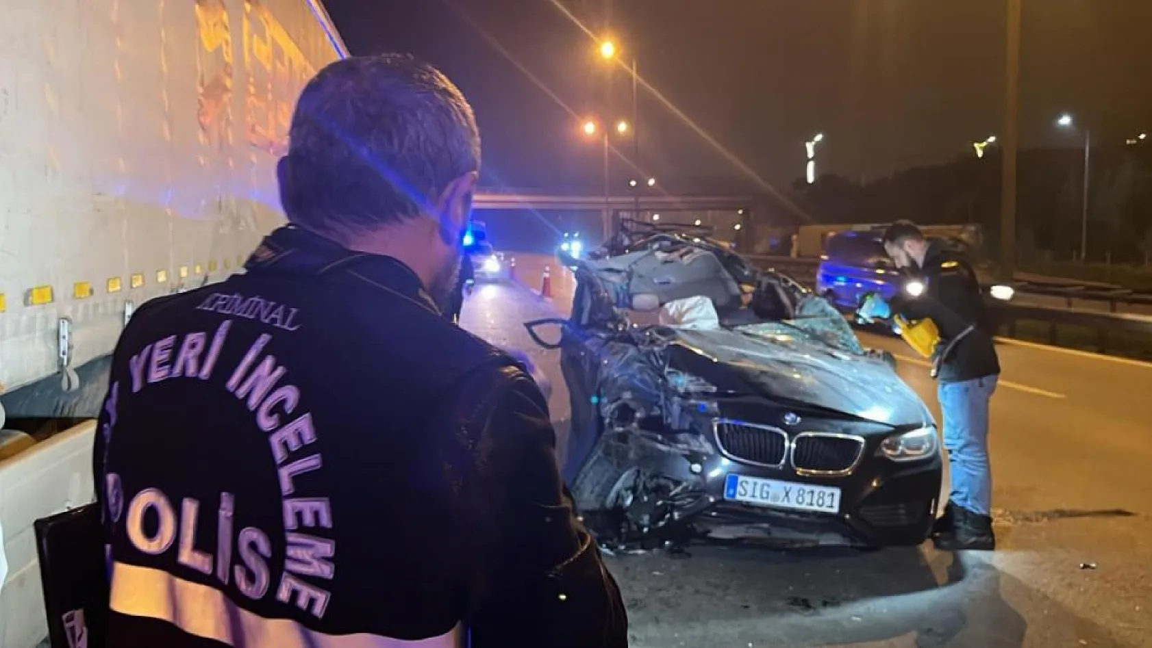 Tıra çarpan otomobilin tavanı koptu: 1 ölü, 2 yaralı