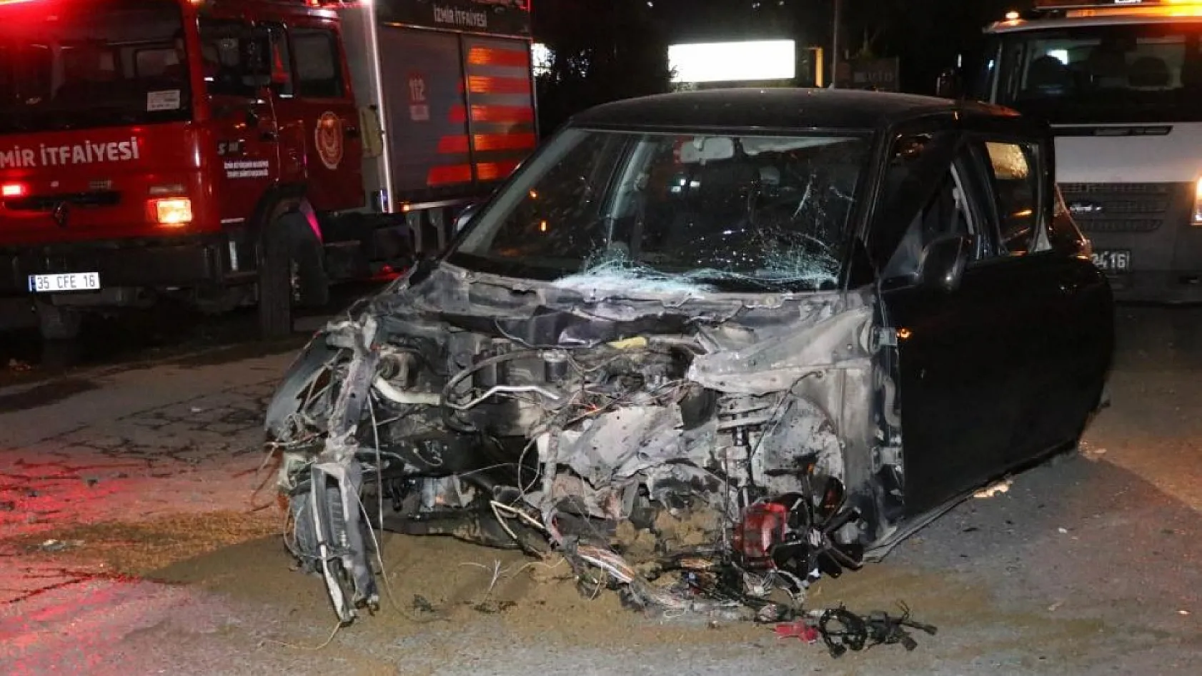 Refüje çarpan otomobilin sürücüsü öldü