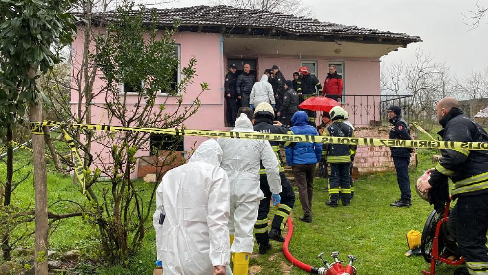 Evde çıkan yangında mahsur kaldı öldü