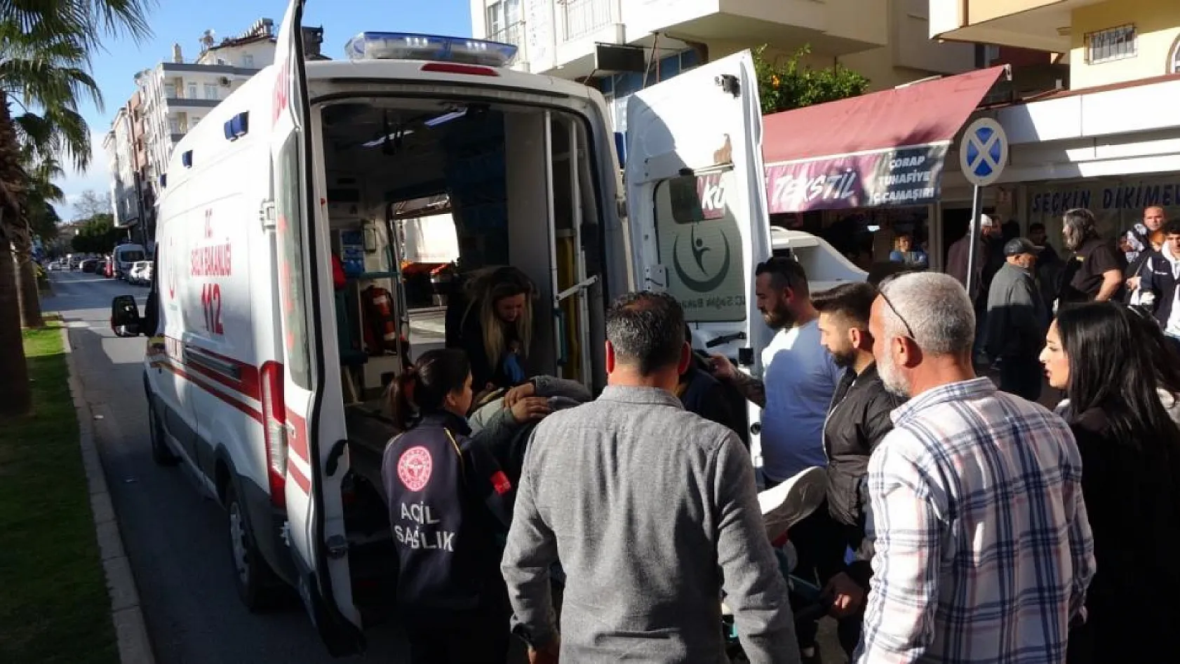 Park etmeye çalışan kamyonete çarpan motosikletliler ölümden döndü