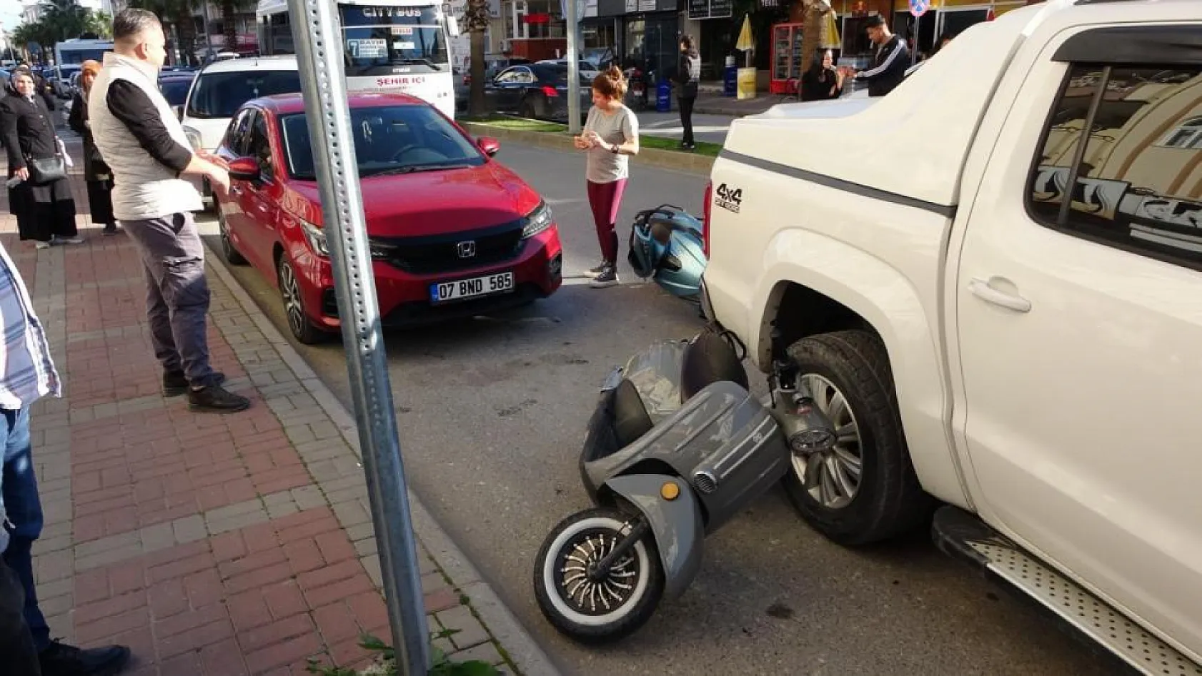 Park etmeye çalışan kamyonete çarpan motosikletliler ölümden döndü