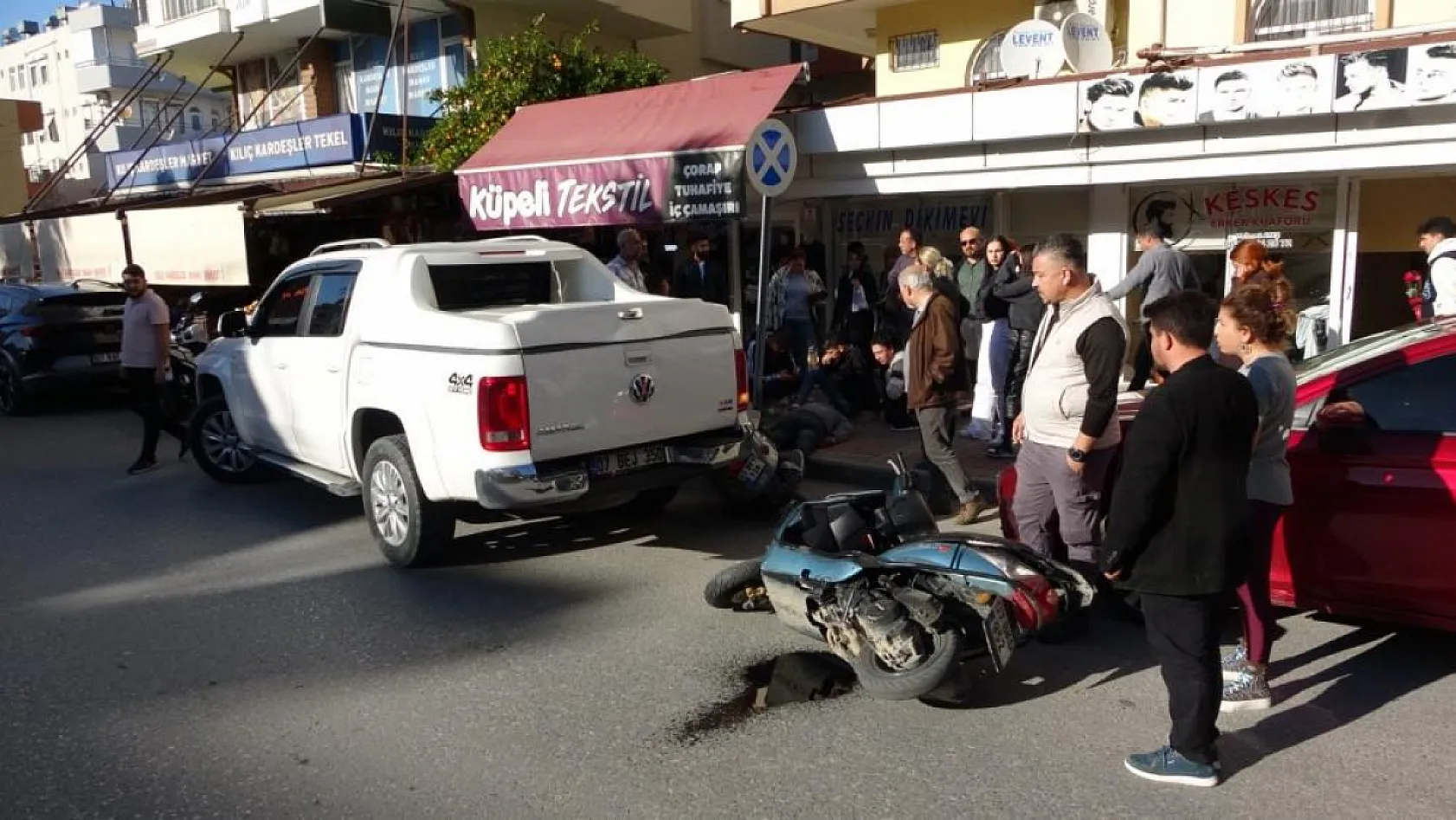 Park etmeye çalışan kamyonete çarpan motosikletliler ölümden döndü