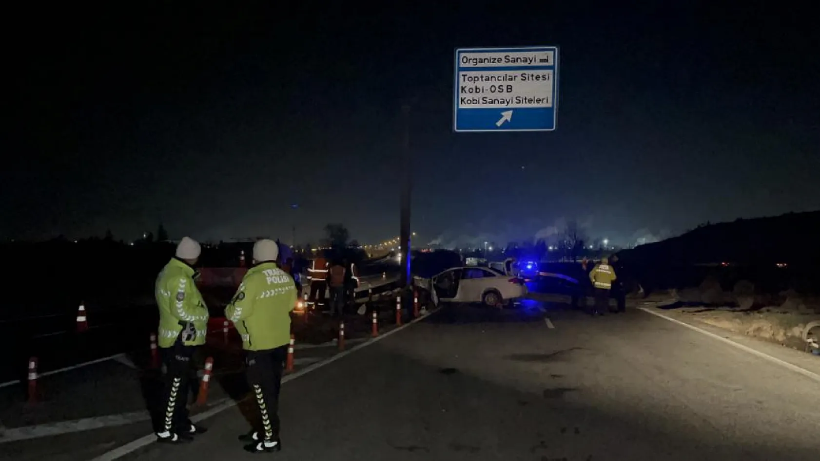 Feci kaza, direğe çarpan otomobilin sürücüsü hayatını kaybetti