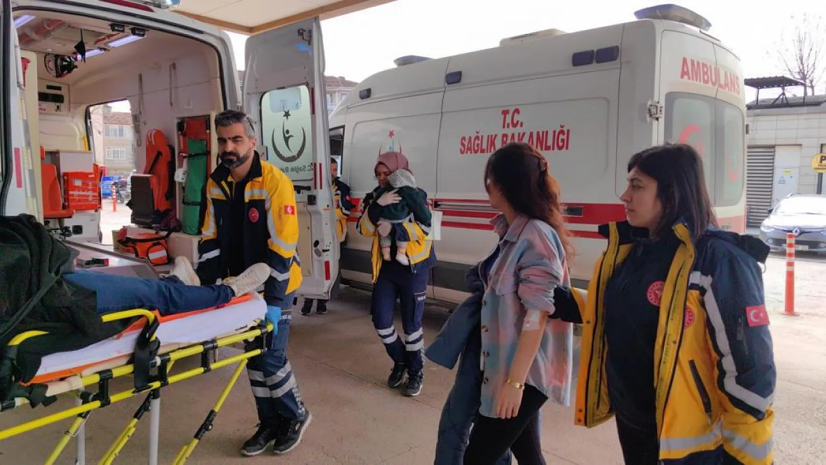 Minibüs ile otomobil çarpıştı, 1'i bebek 4 yaralı