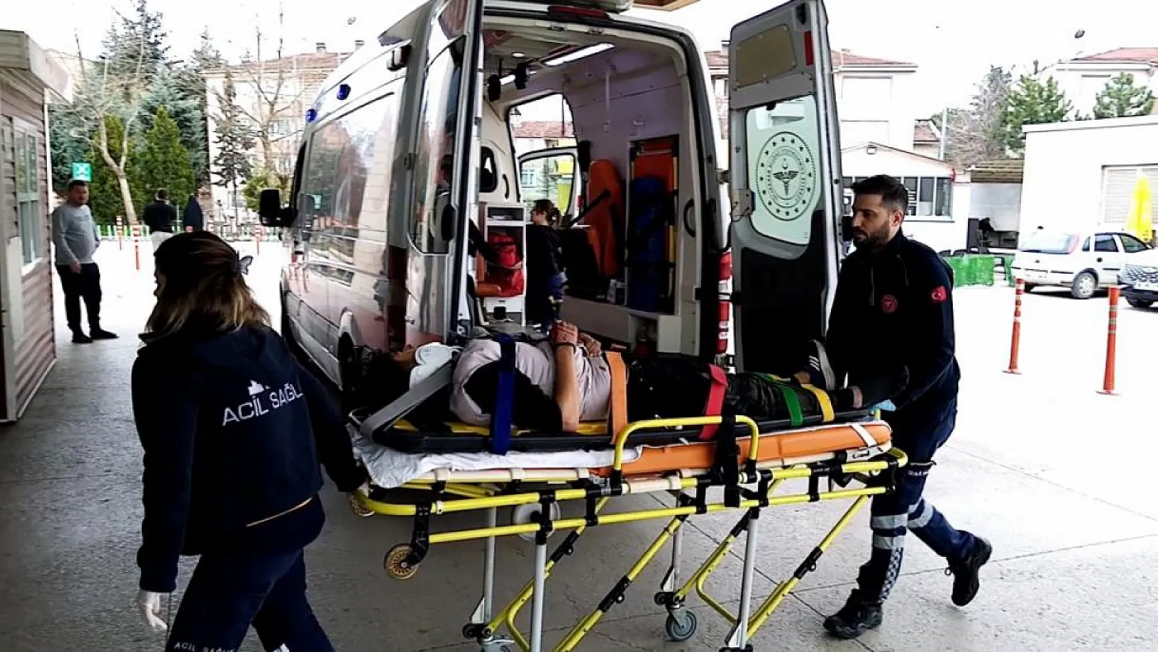 Ehliyetsiz motosiklet sürücüsü polisten kaçarken kaza yaptı, 2 yaralı