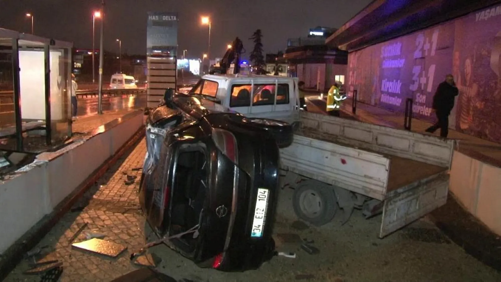 Otomobil, otobüs durağına çarparak takla attı