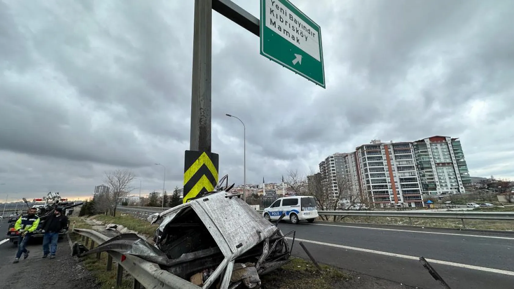 Yön levhasına çarpan otomobil ikiye ayrıldı