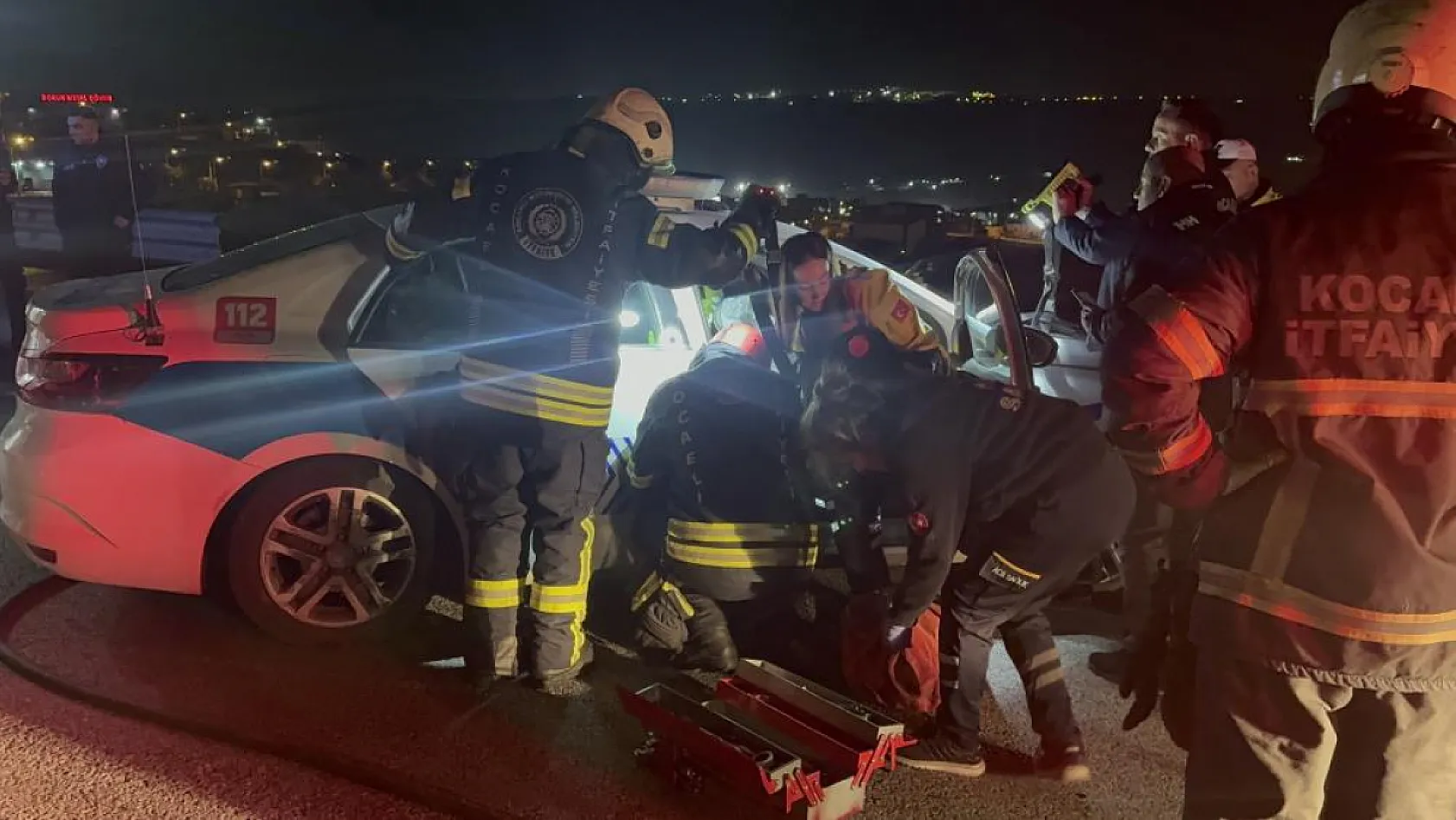 TEM'de polis aracı bariyere çarptı, 2 polis yaralı