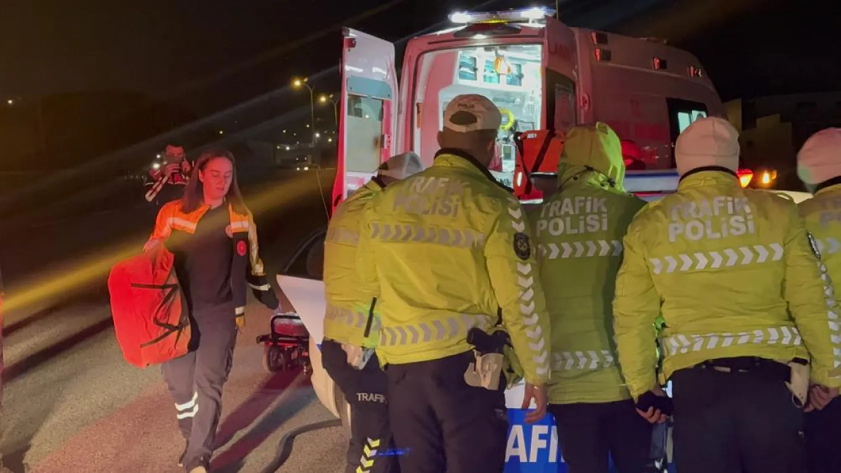 TEM'de polis aracı bariyere çarptı, 2 polis yaralı