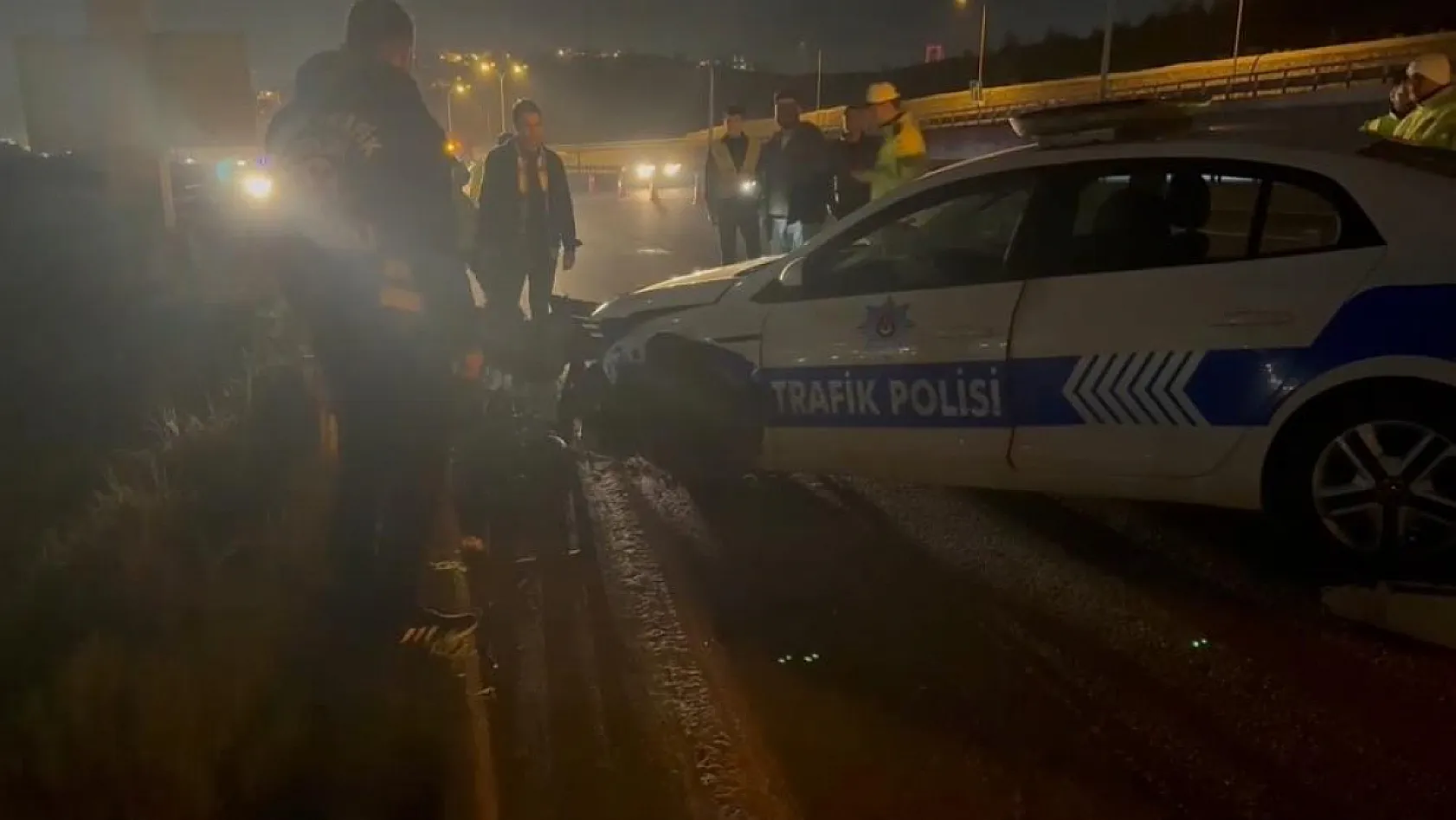 TEM'de polis aracı bariyere çarptı, 2 polis yaralı