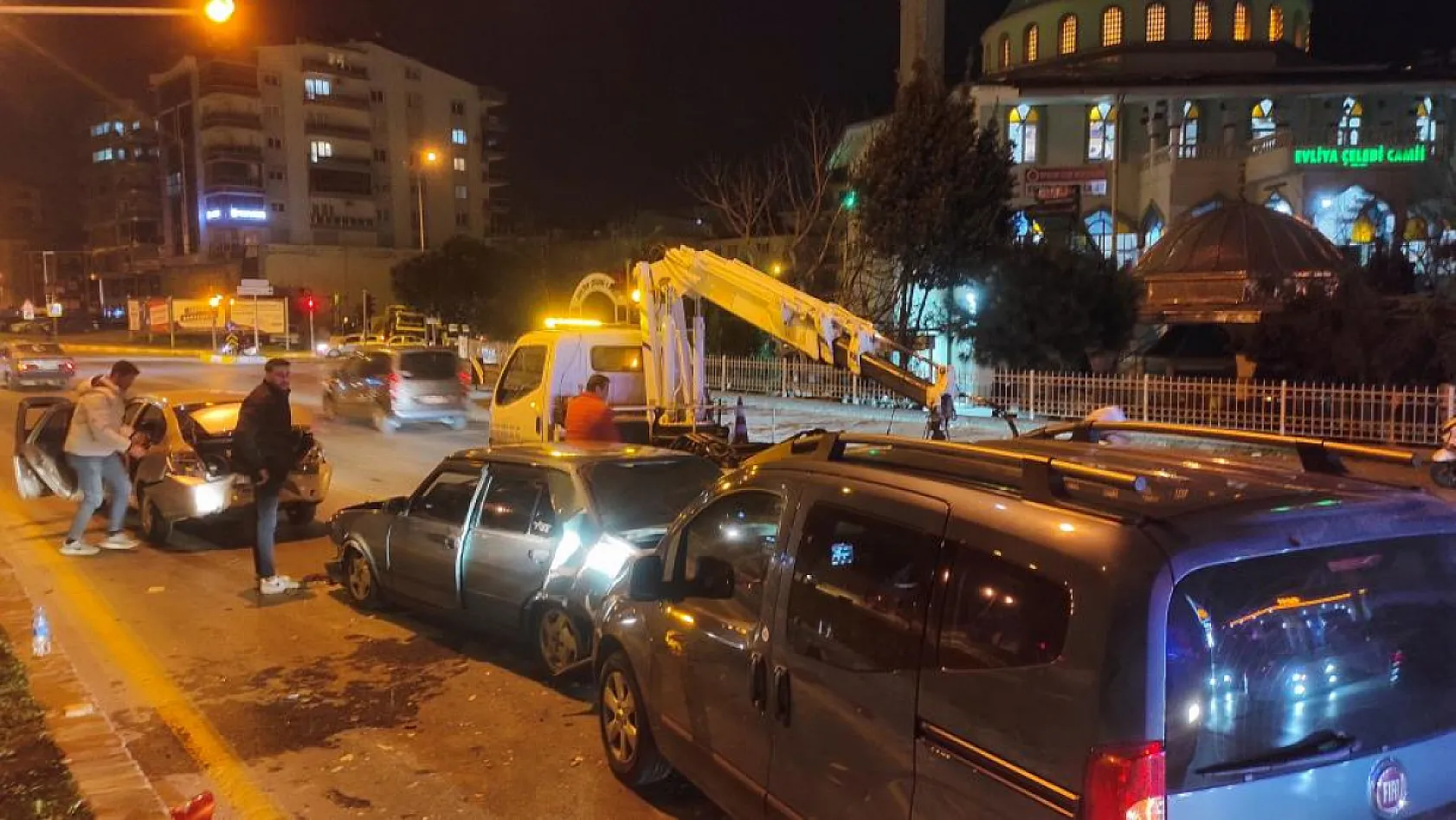 3 Araç Zincirleme Kazaya Karıştı