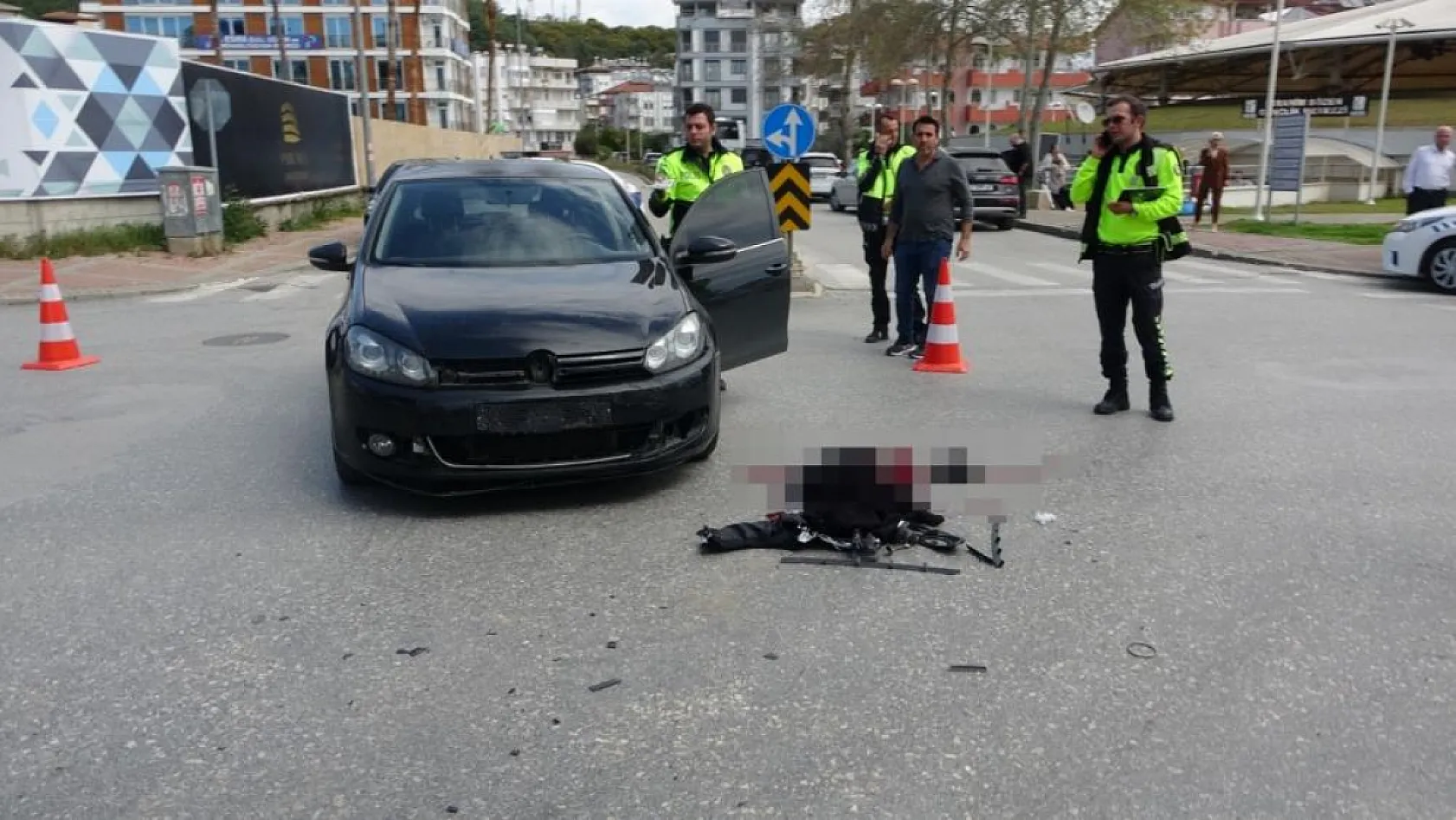 Çarpmanın etkisiyle 15 metre savrulan motosikletin sürücüsü ağır yaralandı