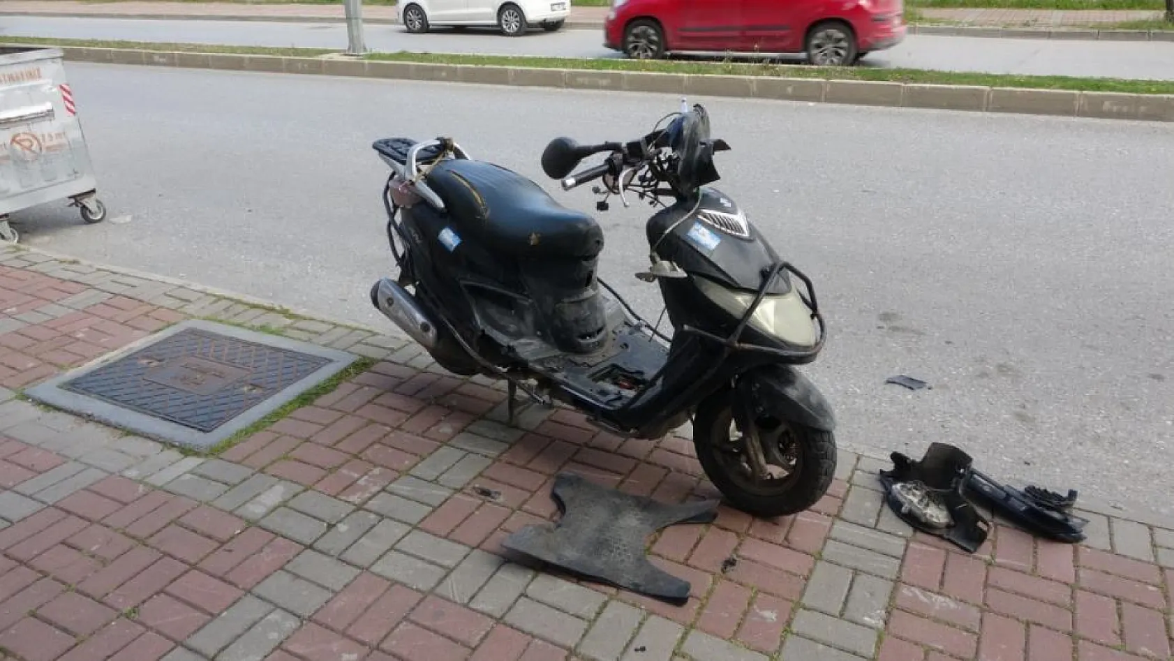 Çarpmanın etkisiyle 15 metre savrulan motosikletin sürücüsü ağır yaralandı