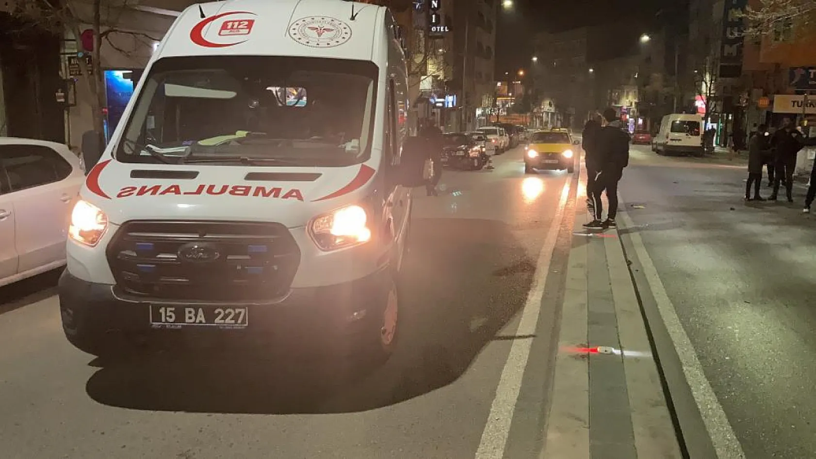 Otomobile çarpıp sürüklenen motosikletli genç ağır yaralandı