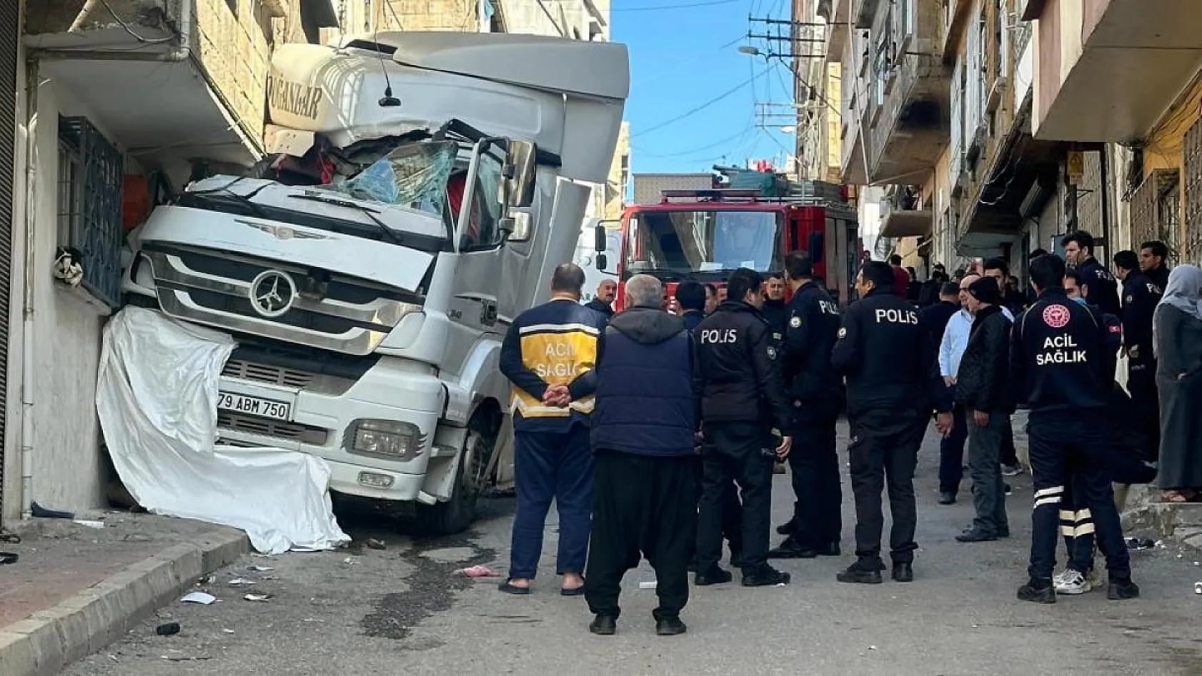 Freni boşalan tır kadını ezdi, kadın canından oldu