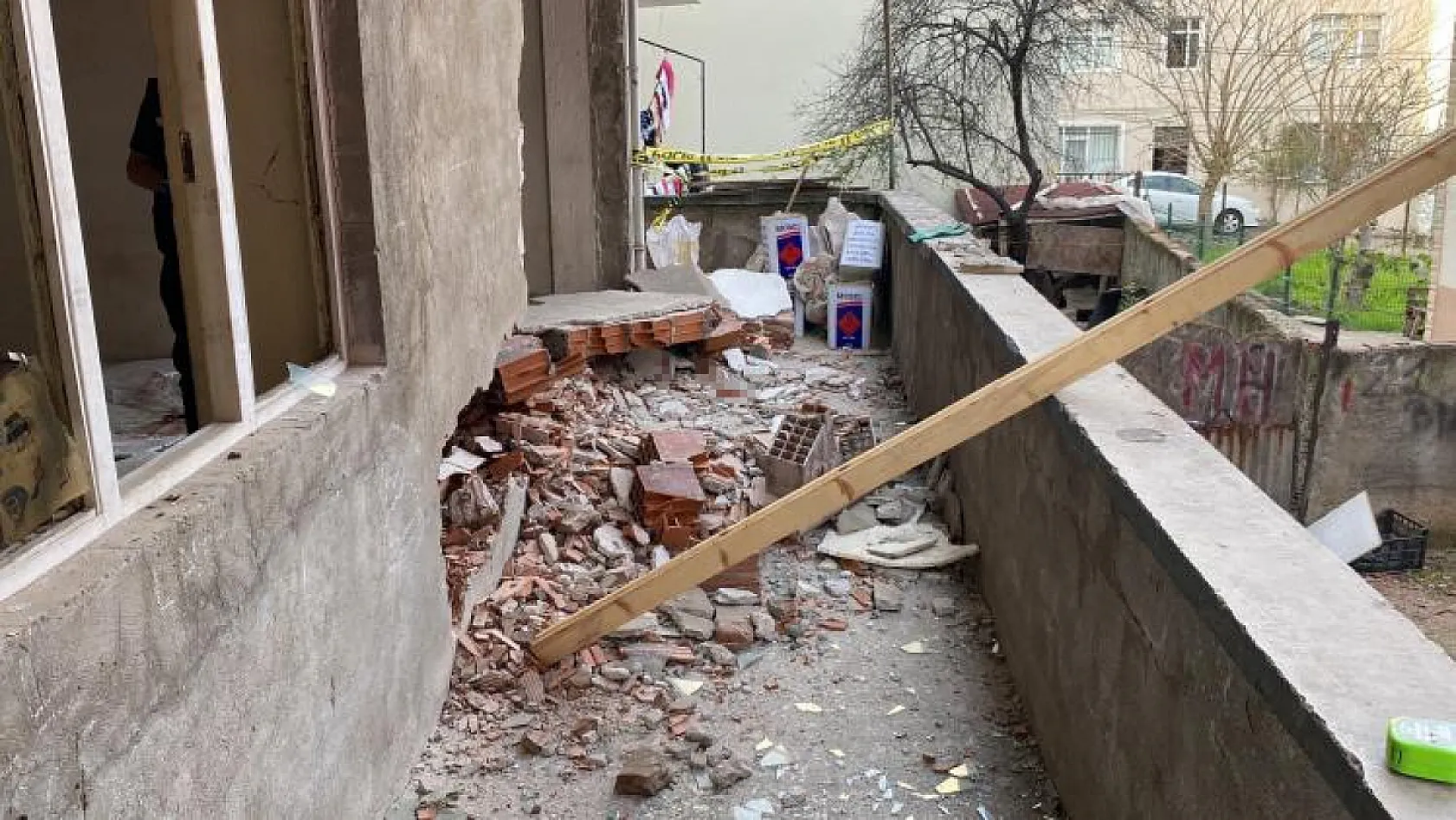 Üzerine duvar yıkılan 14 yaşındaki çocuk hayatını kaybetti