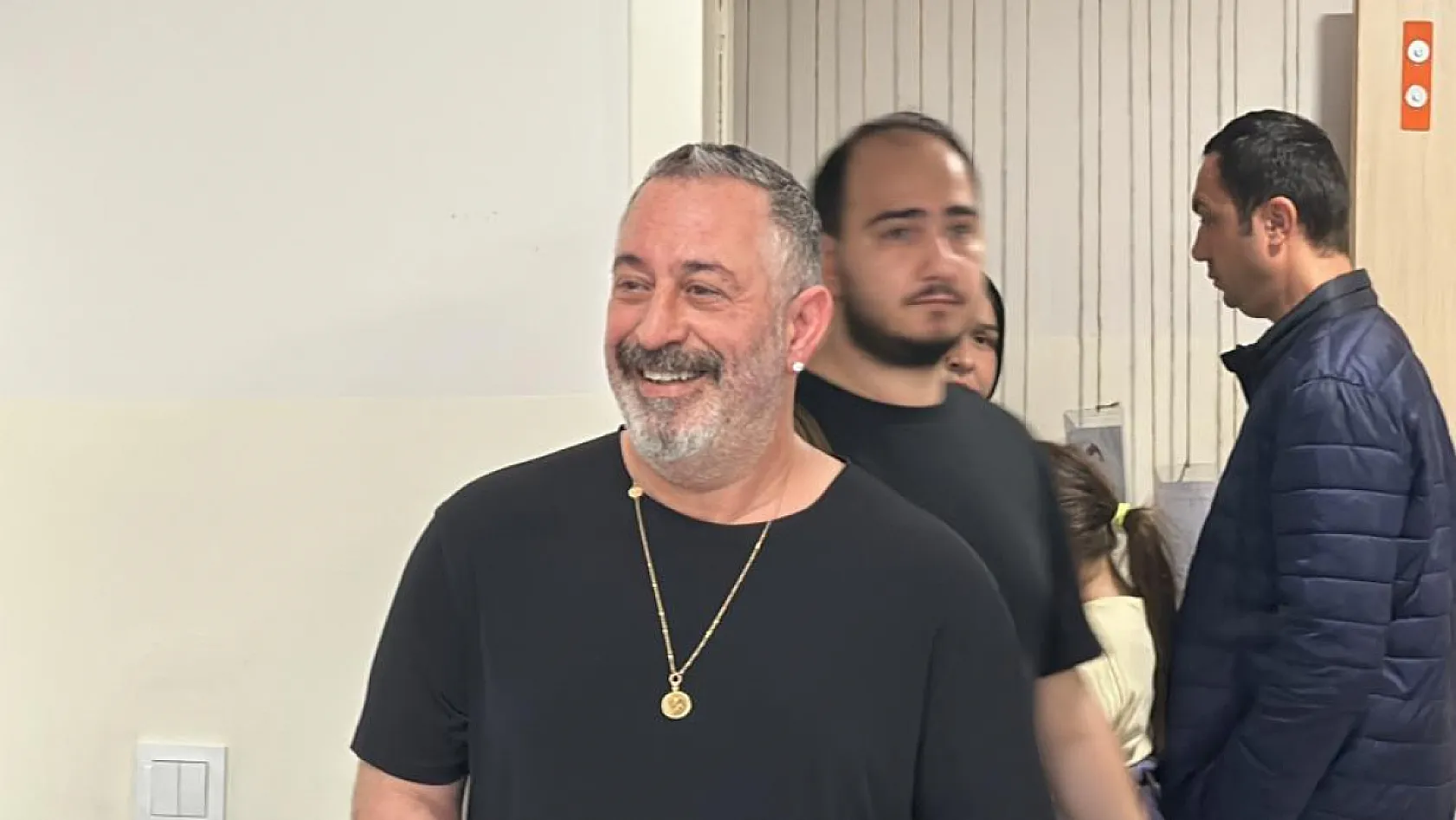 Oy kullanan Cem Yılmaz gülmekten kırdı geçirdi