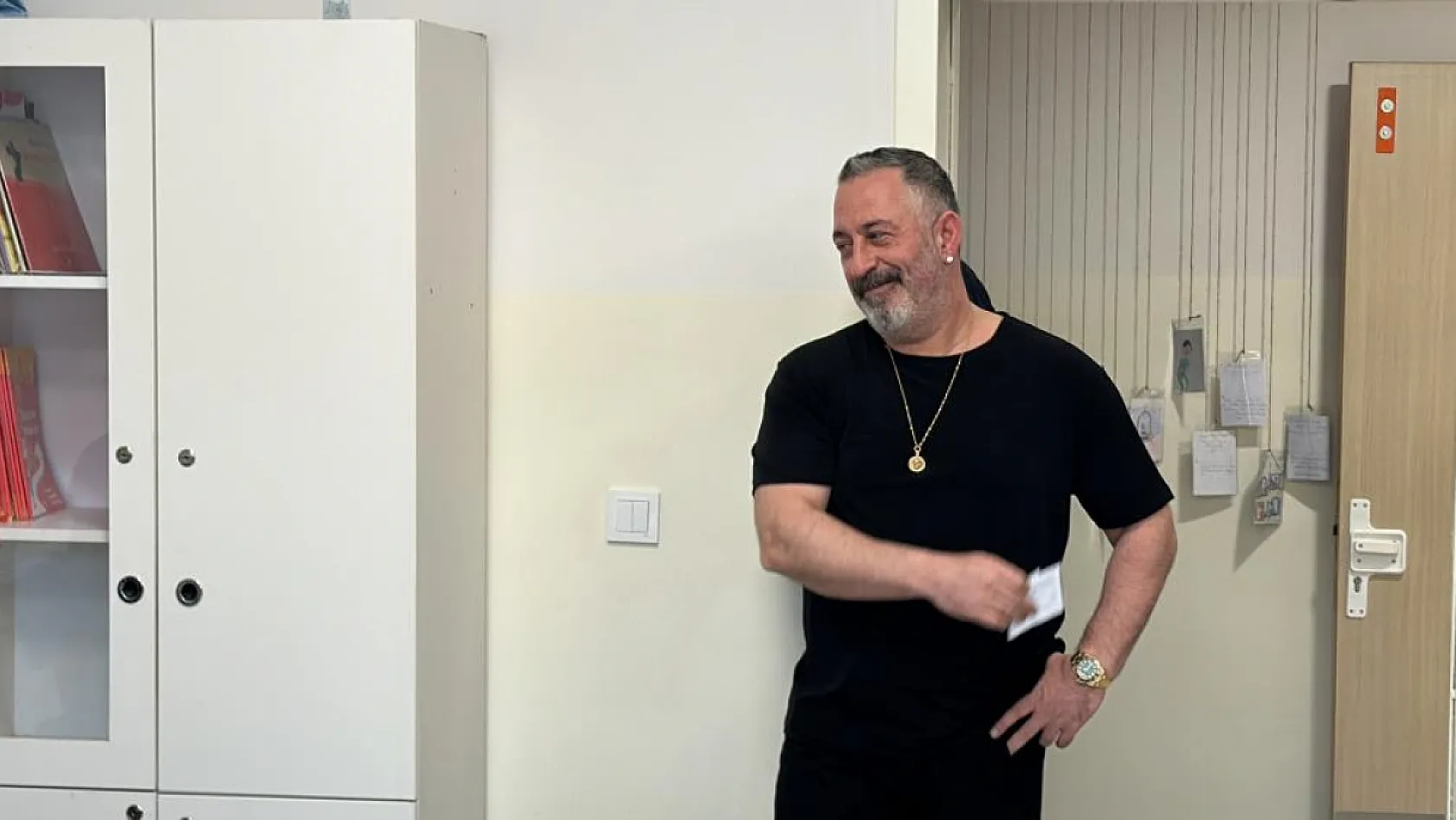 Oy kullanan Cem Yılmaz gülmekten kırdı geçirdi