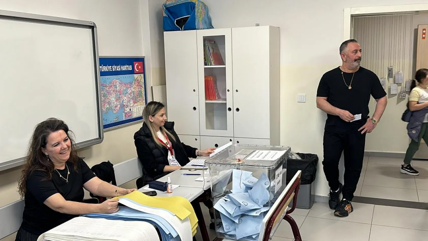 Oy kullanan Cem Yılmaz gülmekten kırdı geçirdi