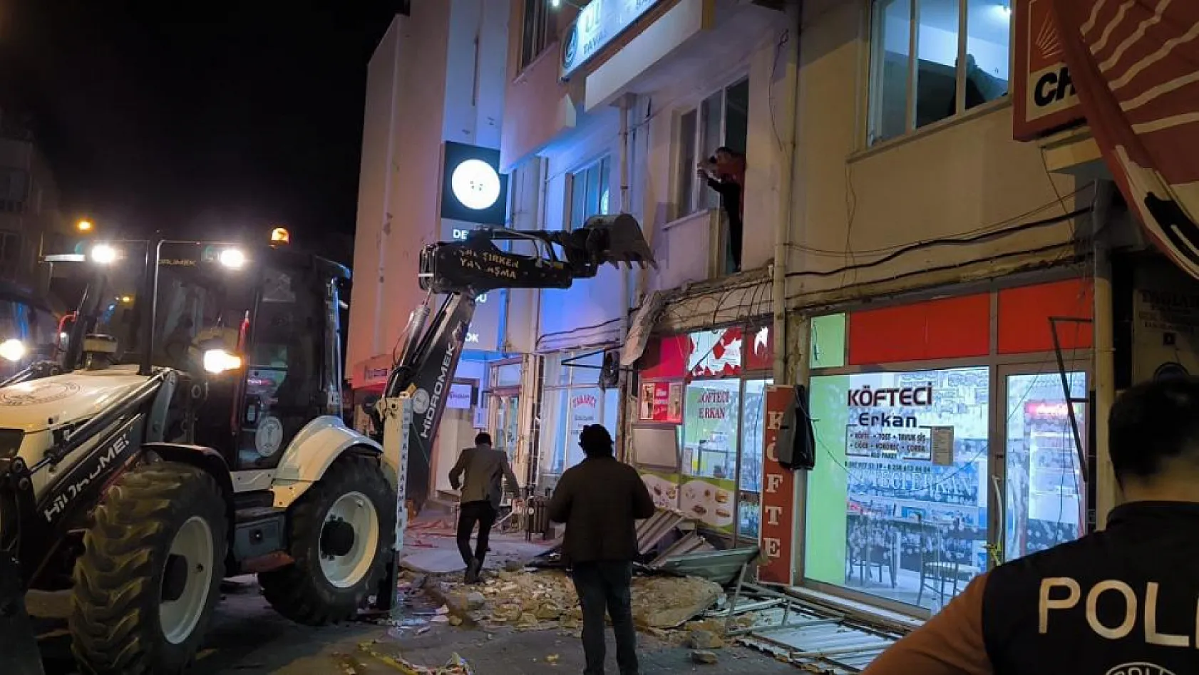 Kutlama sırasında çöken CHP balkonundan düşen ilçe başkan yardımcısı öldü