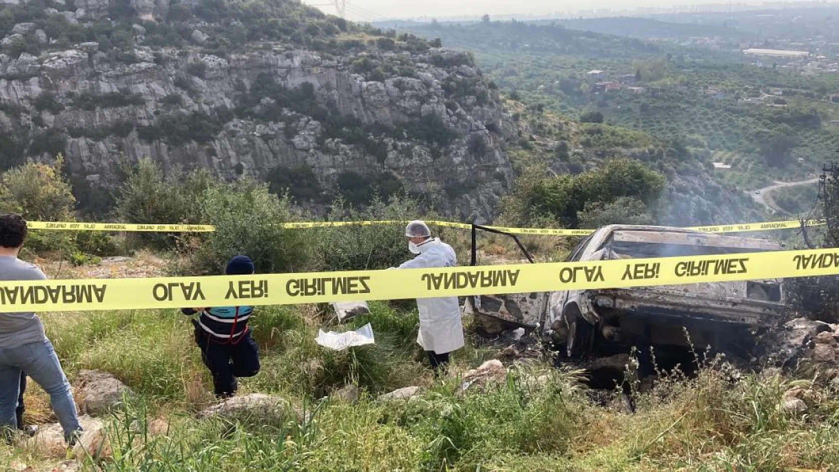 Anne ve oğlu evde, baba ise aracında yanarak ölmüş halde bulundu