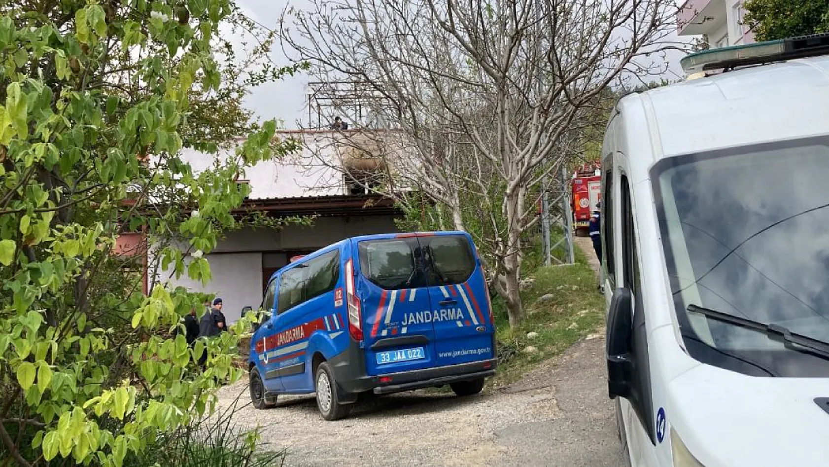 Anne ve oğlu evde, baba ise aracında yanarak ölmüş halde bulundu