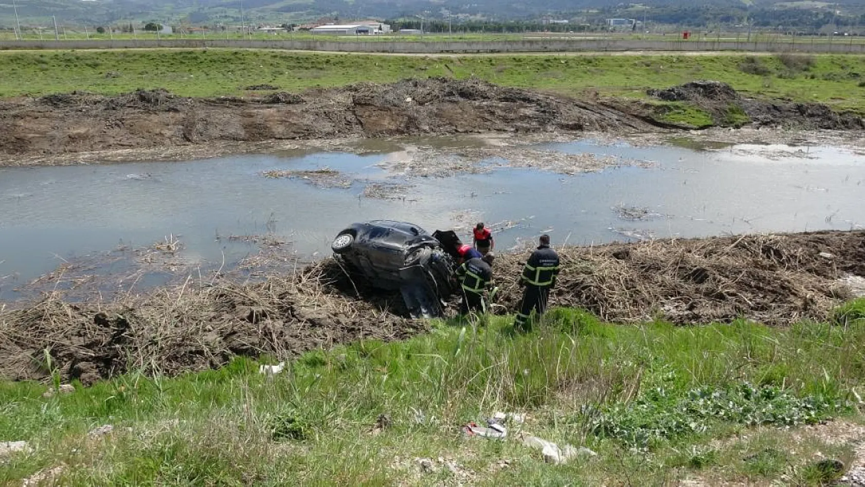 Direksiyon hakimiyetini kaybetti, otomobil çay yatağına uçtu