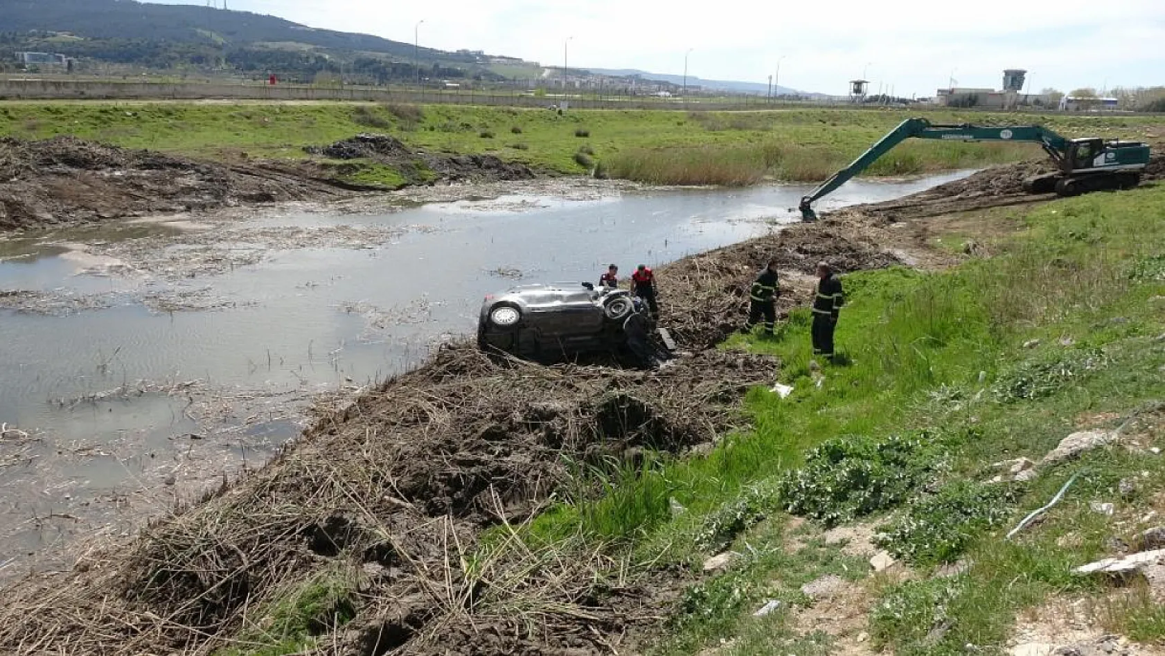Direksiyon hakimiyetini kaybetti, otomobil çay yatağına uçtu
