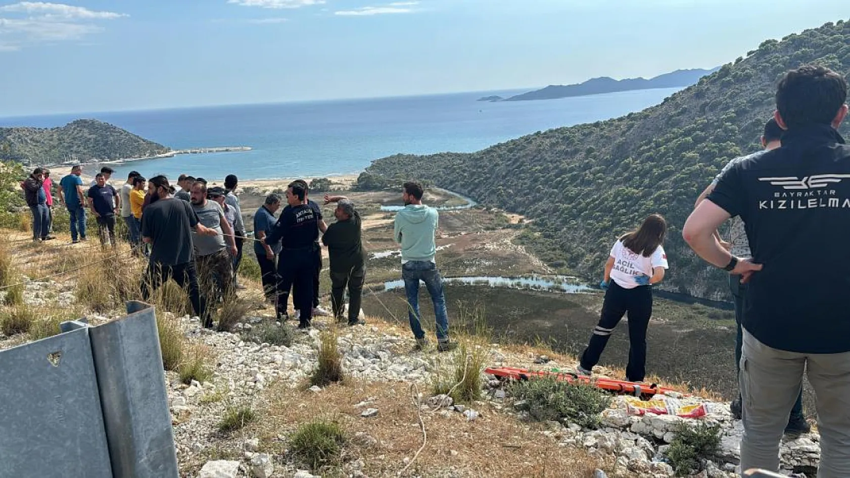 Bariyerlere çarpan kamyon 50 metrelik uçurumdan düştü, 1 kişi hayatını kaybetti