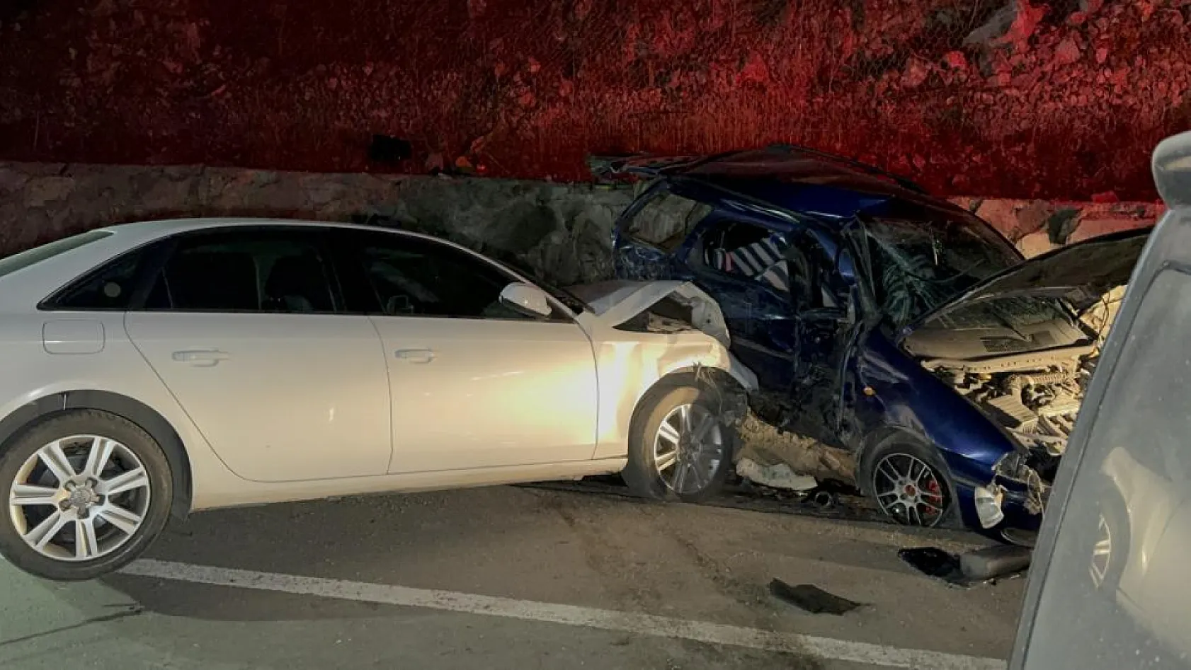 3 aracın karıştığı zincirleme kazada 1 kişi hayatını kaybetti, 3 kişi yaralandı