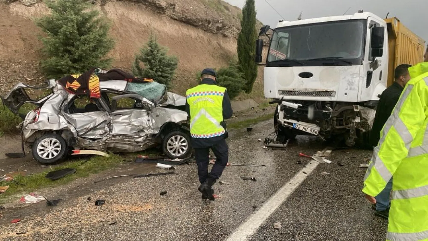 Kamyon ile otomobil çarpıştı 19 ve 23 yaşındaki gençler hayatını kaybetti