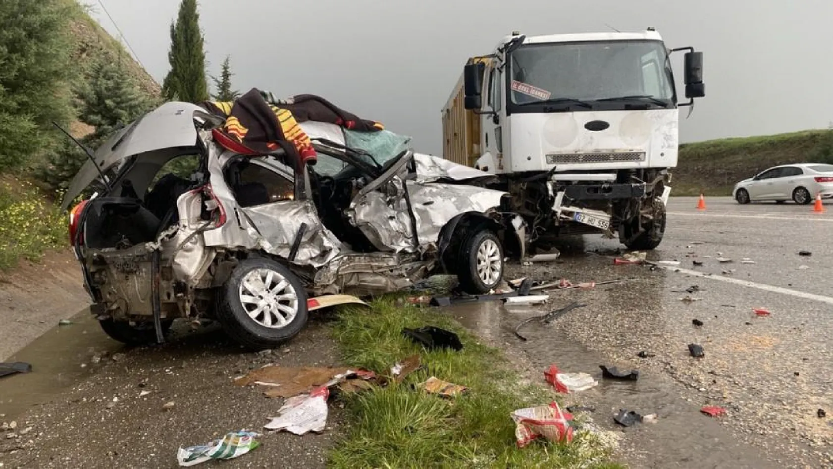 Kamyon ile otomobil çarpıştı 19 ve 23 yaşındaki gençler hayatını kaybetti