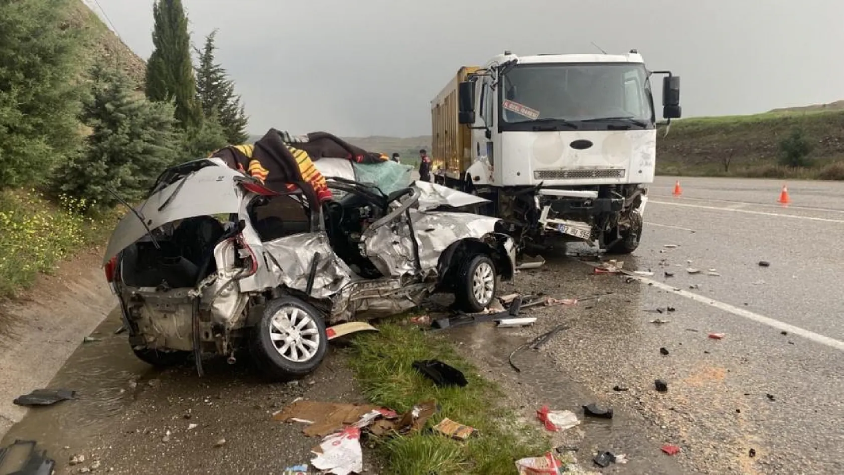 Kamyon ile otomobil çarpıştı 19 ve 23 yaşındaki gençler hayatını kaybetti