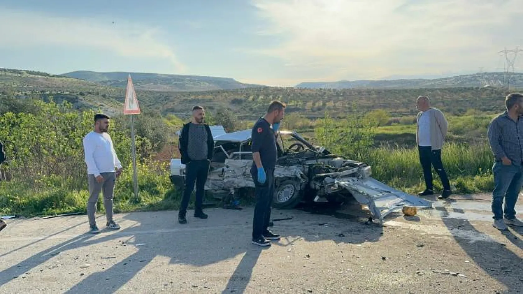 Önündeki aracı solamaya çalışan otomobil, başka bir araca çarptı 6 kişi yaralandı