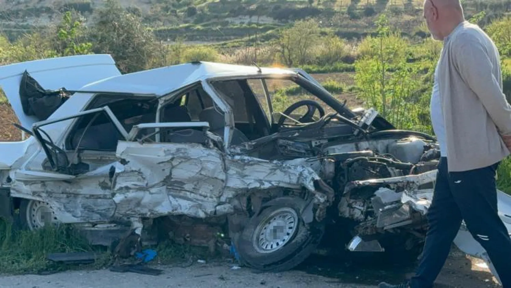 Önündeki aracı solamaya çalışan otomobil, başka bir araca çarptı 6 kişi yaralandı