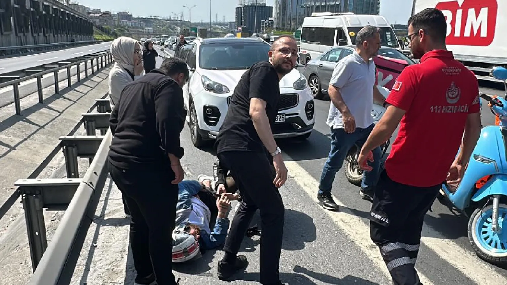 Feci kaza! Yaralılar acı içerisinde yerde kıvrandı, sürücü ve eşi panik yaşadı