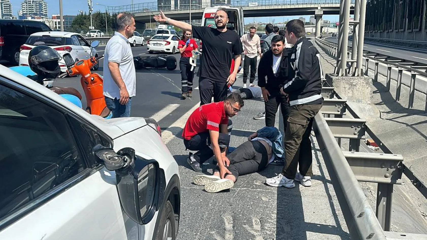 Feci kaza! Yaralılar acı içerisinde yerde kıvrandı, sürücü ve eşi panik yaşadı