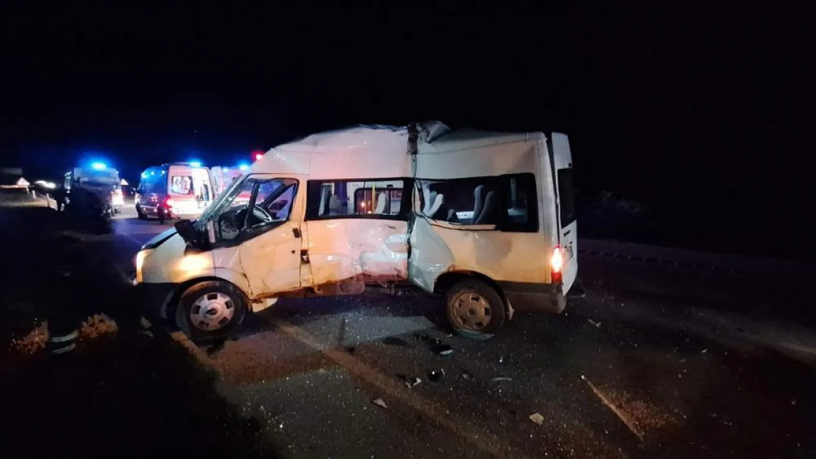 Yolcu otobüsü ile minibüs çarpıştı! Kazada 1 kişi hayatını kaybetti