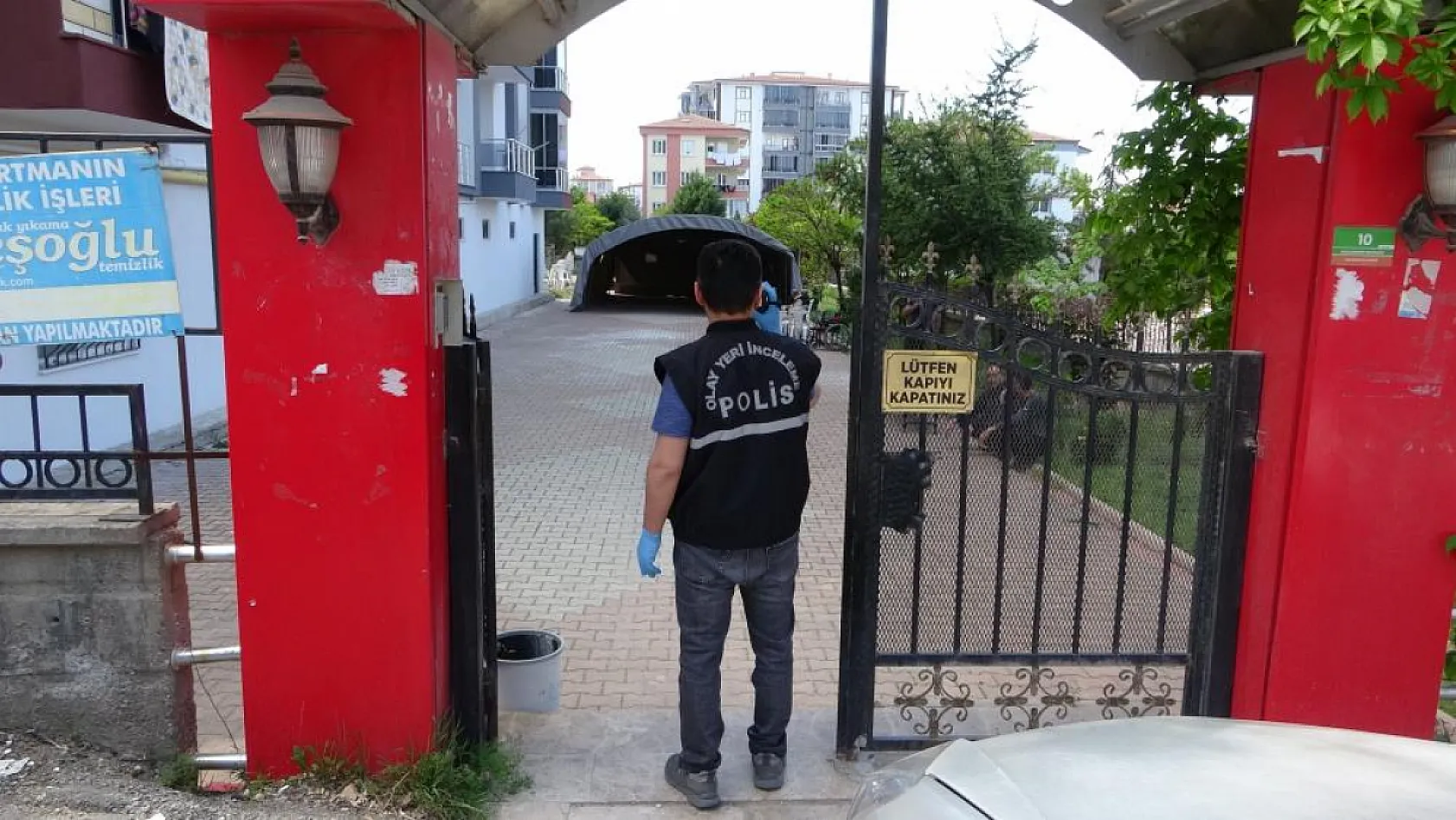 Yaşlı bir adam yalnız yaşadığı evinde oğlu tarafından ölü bulundu