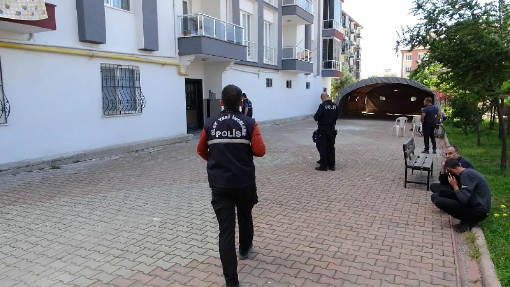 Yaşlı bir adam yalnız yaşadığı evinde oğlu tarafından ölü bulundu